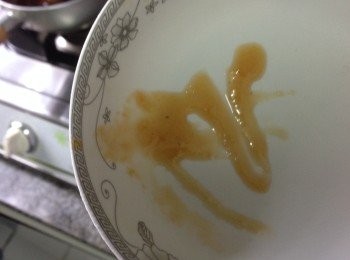 step4: 先雪凍一隻小碟仔取一滴煮好的果醬測試（用手指劃一下是不會混淆在一起便代表成功）