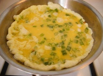 step3: *先開中小火，油熱了後倒入蛋液~
 *如果油夠熱，邊邊的蛋液很快會煎熟澎脹好看唷~