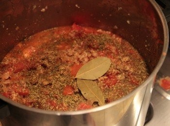 step7: 然後高湯煮滾後再加入月桂葉和綜合香料