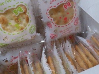 step2: 然後取一片餅乾, 以湯匙填入約6-7g的量, 再取另一片覆蓋上去, 待其內餡泠卻後即可包裝或裝入密封保鮮盒保存