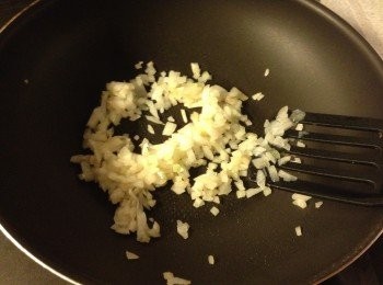 step1: 洋蔥去皮切粒，中火下鑊炒至透明，放涼備用