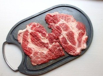 step2: 用刀背或擀麵棍將肉的筋膜拍斷,可將肉片放入食物保鮮袋裡,隔著保鮮袋進行拍打...將肉拍鬆軟。這樣才不會直接拍到過於軟爛。