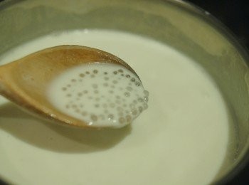 step3: 在鍋內，將椰奶及水煮沸，然後下冰糖，煮至糖溶化，再加入西谷米拌勻