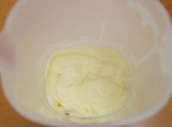 step12: 烤的時候來做<span class="group_2">內餡</span>吧^^ 將鮮奶油及糖打發~~