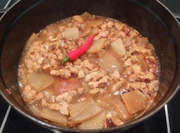 step9: 放入冰糖及醬油炒出香氣,加入米酒煮至酒精揮發。再加入辣椒及八角,倒入適量的水煮滾。水量不要過多,當滷汁煮至完成時味道會更濃郁,如果太鹹時再加一些水做調整。