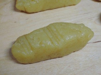 step2: 用刀子在麵糰上畫出手指紋路