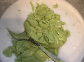 step3: 椰奶可以瀝乾多餘的椰子水，倒入碗中，用手動打蛋機，高速打至像軟奶油狀，