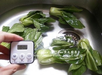 step4: 小棠菜加鹽沖一沖洗再浸10分鐘