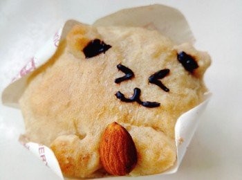 step4: 放入已預熱焗爐，用190度焗20分鐘即成。放涼後，可以熱水座溶免調溫朱古力，用牙籤畫上五官，裝飾麵包。