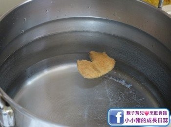 step4: 煲內放約3L水，然後加入果皮~