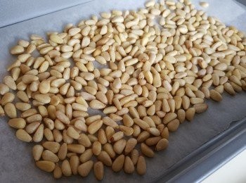 step3: 用平底鑊或焗爐把松子仁烘烤至微微金黃色後，熄火備用。