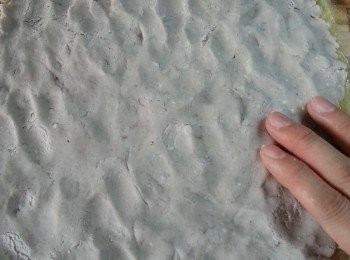 step8: 將一半芋頭泥舖在腐皮上,留起約1吋腐皮位埋尾