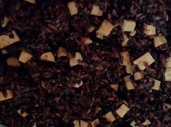 step3: 等糯米煮好時將1與2的<span class="group_1">食材</span>伴勻,包入壽司皮中,完成。就是這麼簡單哦