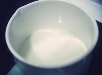 step5: 接著做布丁^^ 將牛奶小火加熱至微溫即可！