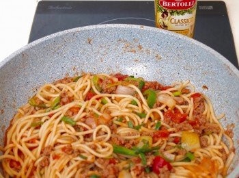 step4: 把意大利粉放入煮好的醬汁中，以中火拌炒1分鐘，趁熱食！