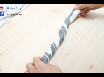 step10: 把麵糰以黑白相間的方式排好，再組合在一起，輕輕扭出扭紋／麻花形。