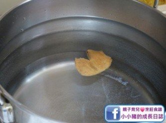 step4: 煲內放約3L水，然後加入果皮~