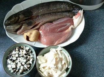 step1: 乾淮山和茨實分別用水浸半小時後，洗淨
果皮浸至軟身，用刀仔刮走果囊