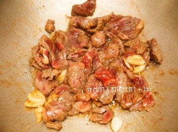 step2: 起油鍋，將蒜頭爆香後加入牛肉炒至約6分熟。