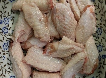 step1: <a href="https://bit.ly/3zHU5V3" target="_blank" data-keyword="雞翼" class="guide-link"><strong>雞翼</strong></a> <span style="display:inline-block;vertical-align:middle;margin-top:-3px;color:initial;border-radius:3px;padding:2px 3px;font-size:12px;line-height:14px;background:#87d300;color:#fff;">即買</span> 洗淨抹乾水，用骨剪剪去<a href="https://bit.ly/3zHU5V3" target="_blank" data-keyword="雞翼" class="guide-link"><strong>雞翼</strong></a> <span style="display:inline-block;vertical-align:middle;margin-top:-3px;color:initial;border-radius:3px;padding:2px 3px;font-size:12px;line-height:14px;background:#87d300;color:#fff;">即買</span> 頭尾胶位，之後中間一开二剪開