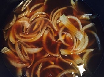 step2: 蕎麥麵沾醬、醬油、清酒、味醂、糖和鹽混合，加入正在烹煮的洋蔥內，拌勻以小火煮約10分鐘至入味。