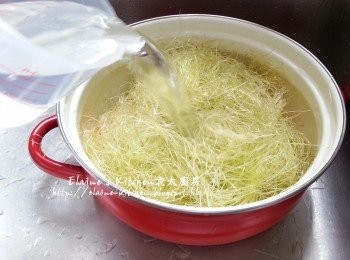 step3: 煲內放入甘旬及粟米皮 , 再加入生熟薏米 , 粟米鬚及適量水