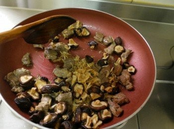 step3: 把蝦皮、香菇水份擠乾加入<span class="group_2">配料</span>一起拌炒