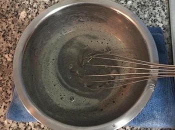 step3: 蛋黃先打散，邊攪拌邊倒入煮滾的芝麻水，這邊需緩慢的倒但快速的攪，以免蛋黃被燙成蛋花。