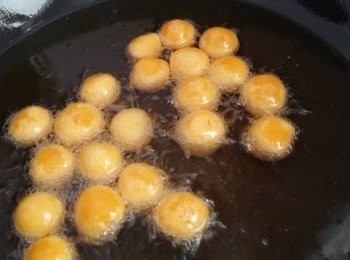 step4: 熱油後轉小火慢炸至球膨脹起來~ 浮起來了表示好了~快好時可轉大火逼油喔~撈出完成
