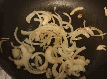 step3: 加少許油，中火炒至洋蔥絲至軟身和半透明。