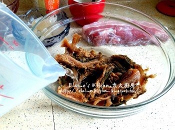 step1: 梅菜去頭放入大碗內 , 加水浸不面靜待30分鐘
