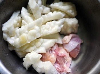 step2: 將苦瓜、雞肉過熱水燙過