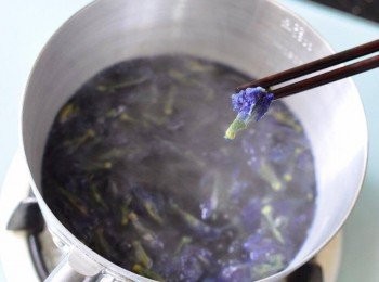 step3: 煲20分鐘，然後取出蝶豆花