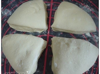 step2: 將麵團塑圓，平均分成4等份。