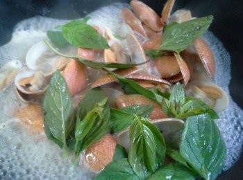 step3: 花甲殼應該慢慢打開，打開殼後可灑上鹽及九層塔略炒勻即成。