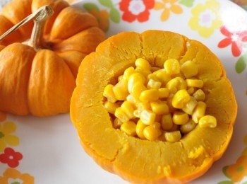 step3: 將炒甜的玉米粒放入蒸熟的南瓜盅裡~