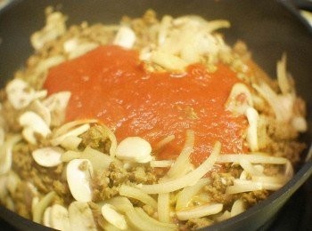 step5: 加入意粉醬拌炒一陣, 再加入水煮滾