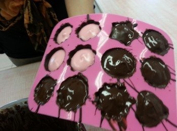 step9: 第六步驟、再座溶朱古力，舖進底部。