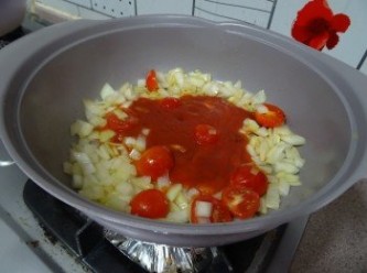 step4: 煮意粉同時用鍋內煎帆立貝剩下的牛油慢火略蒜蓉， 洋蔥粒，車厘茄
下雞湯， 茄汁， 茄蓉煮滾, 試味及下適量糖調味。