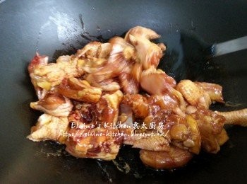 step3: 燒紅鑊 , 放入雞件爆香至八成熟後盛起