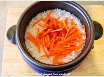 step2: 紅蘿蔔去皮切絲後，與白飯、枸杞與水一同放入鍋中燉煮片刻。