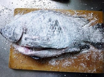 step2: 魚肉肚子畫刀後沾取適量的地瓜粉