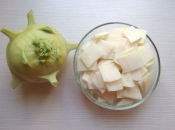 step2: 將大頭菜去除外皮,切成薄片。加入海鹽用筷子稍加攪拌,靜置20分鐘將大頭菜殺菁去除澀味及多餘水份。