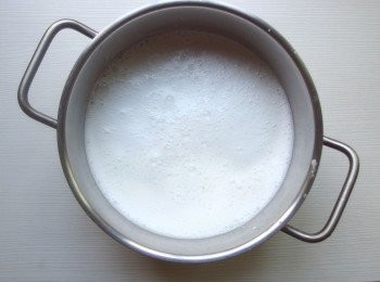 step4: 將浸泡過的在來米放入食物調理機(果汁機亦可),加入480ml的水打成"米漿"。