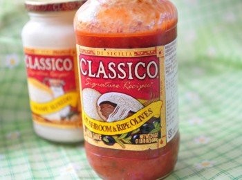 step8: 新鮮<span class="group_1">食材</span> 粒粒口感 │ 道地義大利風味Classico義大利麵醬的製作靈感，源自義大利多個地點，採用藤蔓上自然熟成的番茄輔以當地特色<span class="group_1">食材</span>, 並合精選辛香料，造就了獨一無二的Classico義大利麵醬，讓你在家輕鬆調製出道地的義大利風味。