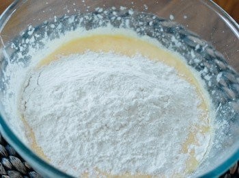 step3: 每次加入一隻雞蛋，拌勻，再篩入麵粉、泡打粉和鹽，拌勻