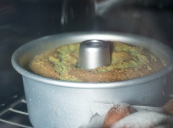 step12: 話說那天我的蛋糕焗到一半時家中停電停了兩個鐘。戚風蛋糕就是要一口氣而且要夠熱，讓蛋糕中的氣泡遇熱發脹蛋糕才會升高，否則蛋糕一洩氣就不可以升到「最佳狀態」。結果停電後再焗，我的蛋糕還是很矮。
但放心，配方及方法我已經做過後多次，一定無問題的