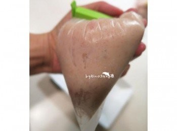 step7: 放入塑膠袋.(有擠花袋也行.沒就用塑膠袋替代)