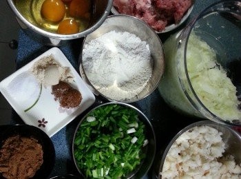 step4: 預備好所有材料:洋蔥切碎,蔥切粒,將所有材料加入調味料拌勻(因為洋蔥與馬蹄有大細關係,會影響鬆散效果,麵粉是因應拌勻後如感覺不能杰身,可加多少許麵粉)