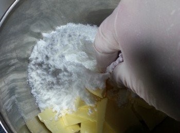 step17: 再做月餅皮,(手搓做法:)  先將牛油於溫室待軟身,再與糖粉拌勻